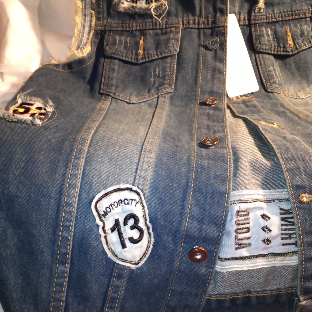 Vest - Picture 3 of 4